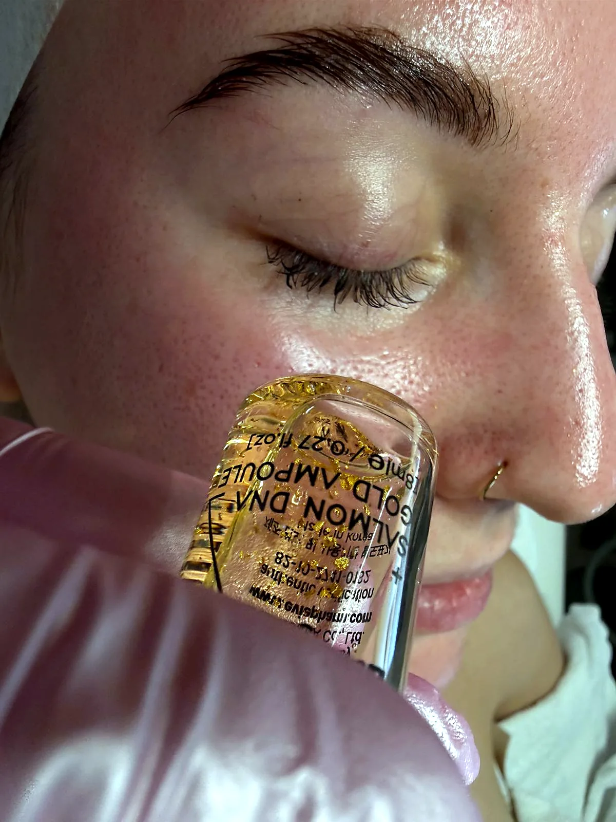 Kosmetikerin trägt die STAYVE Salmon DNA Gold Ampulle beim Lachs-DNA Microneedling auf