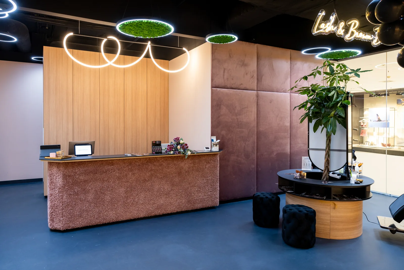 Empfang im MOnB Kosmetikstudio Sillpark Innsbruck mit Lash & Brow Bar