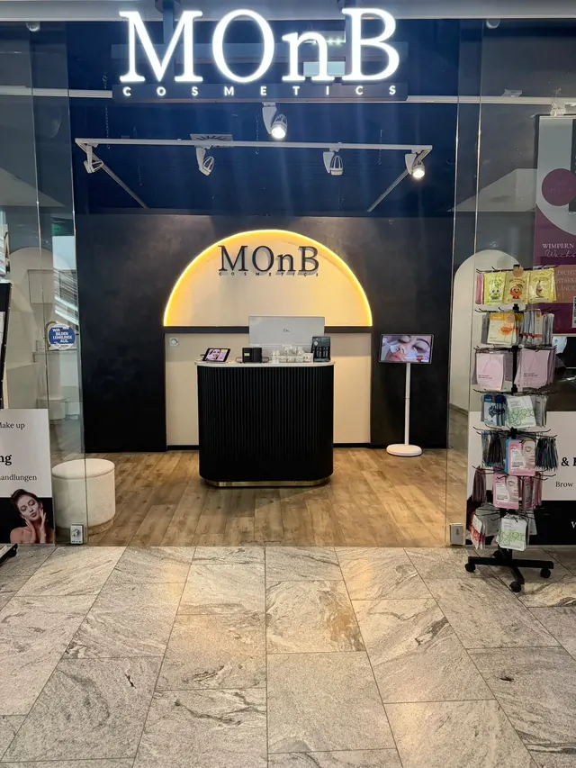 MOnB Kosmetikstudio in der Shopping Arena Salzburg – Eingang